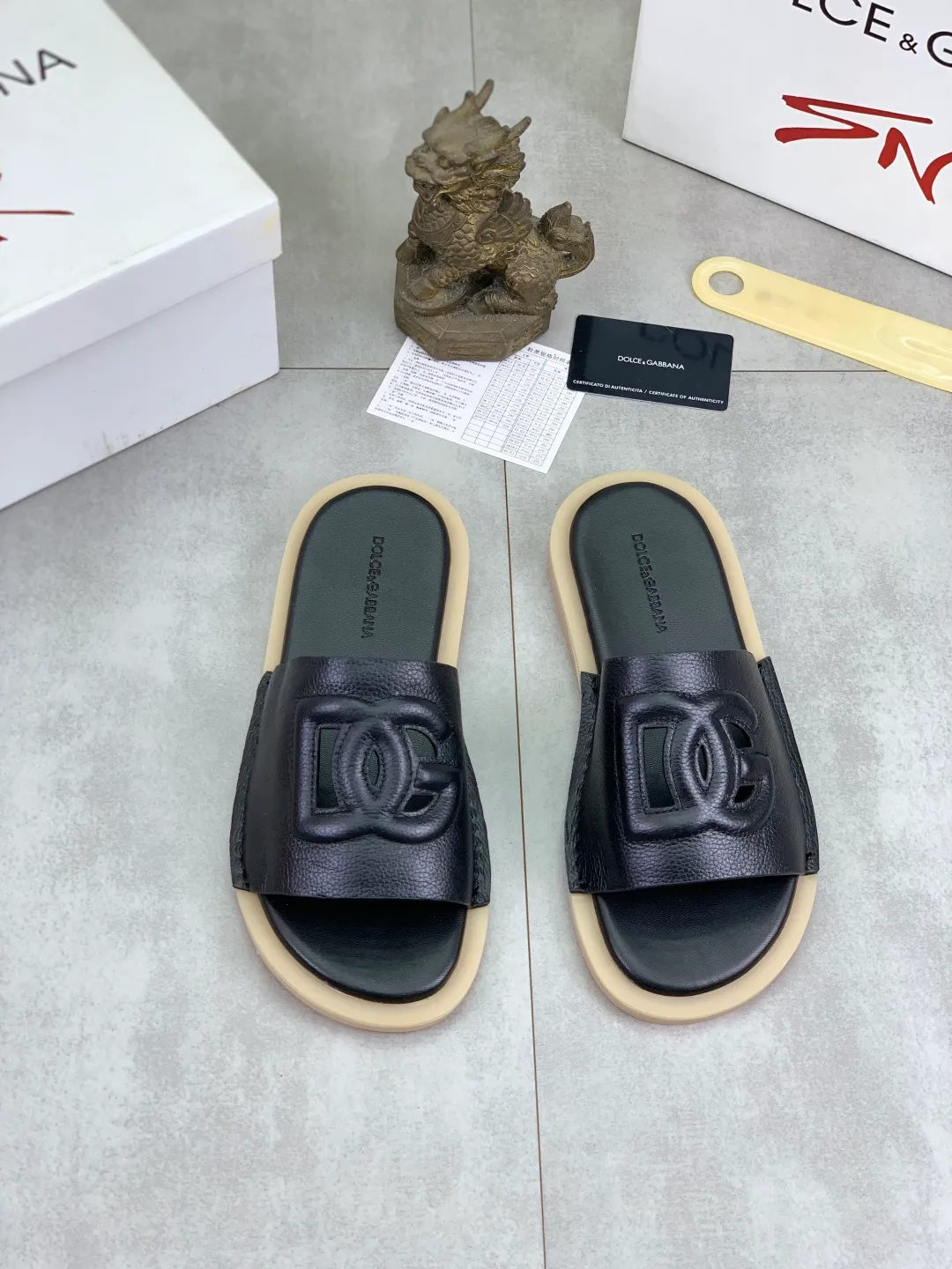 Men's shoes 💰P340 [New model] 💰High quality slippers💎💎💎 DG official website synchronizes the latest slippers 🩴 The highest version on the market, accept material comparison, shoe type comparison, process comparison, practical and textured, versatile and suitable for any occasion, the more you look at it, the more flavorful it becomes. Purely handmade craftsmanship - Upper material, calfskin imported from Italy 🇮🇹 - High-quality water-dyed sheepskin lining - Original high-quality private model customized combination outsole (super comfortable) -Size: 38-45 Color: 6️⃣ colors available